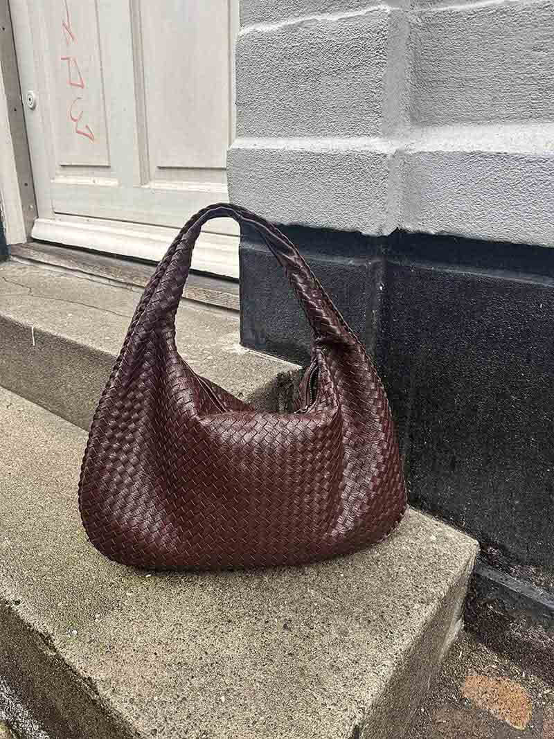 Josiane | Fonott Kézitáska – Kézműves Elegancia és Időtlen Báj