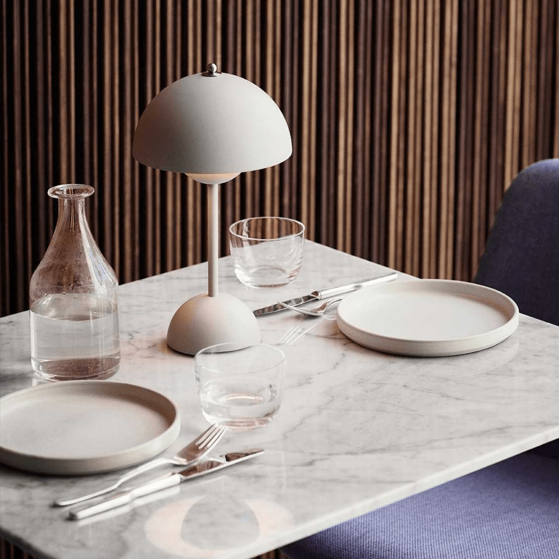 مصباح LED مكتبي – بساطة عصرية ووظائف