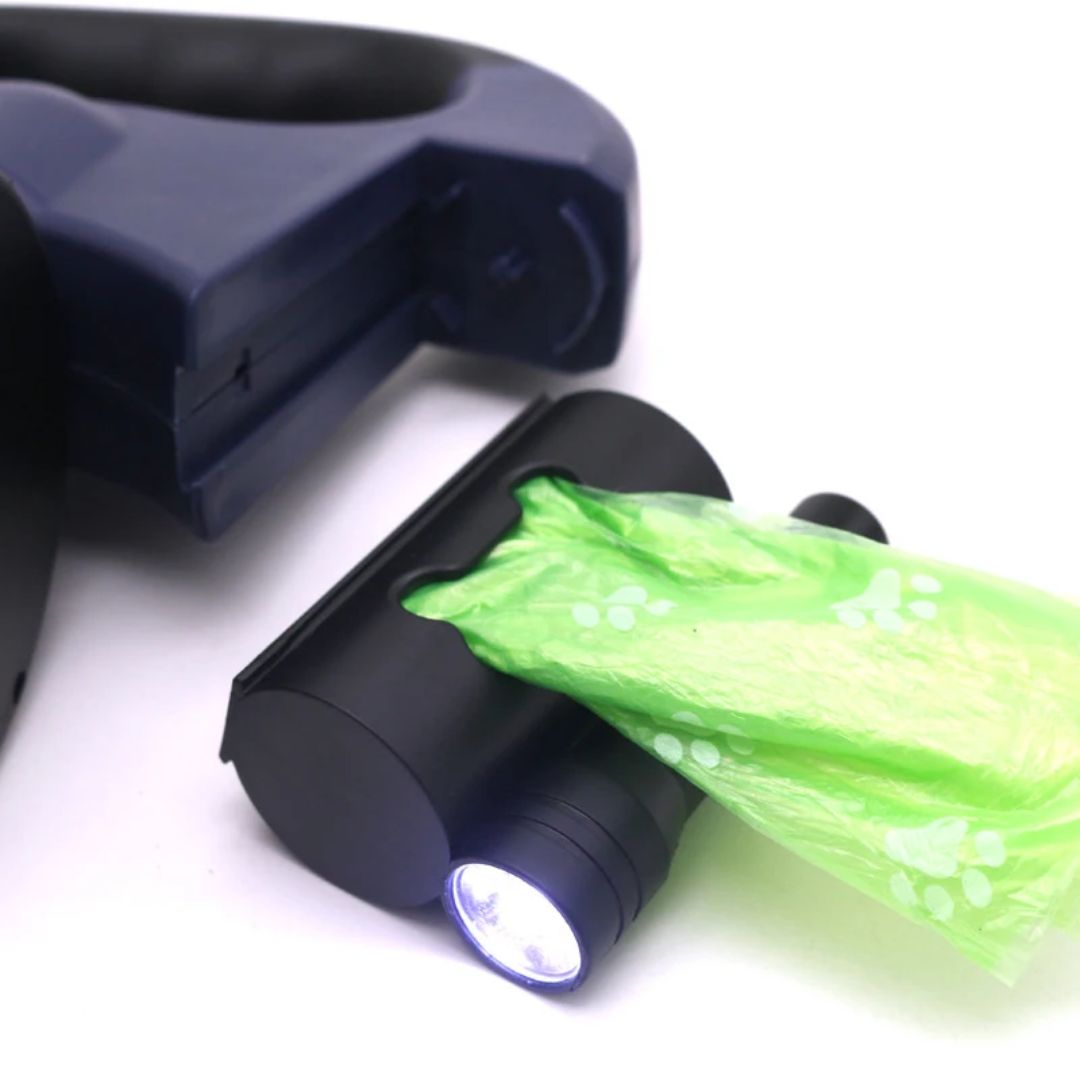 Lesa retractabilă pentru câini – cu lampă LED și distribuitor de saci