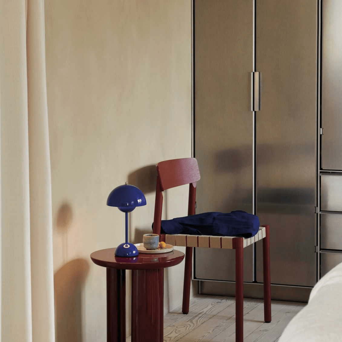 مصباح LED مكتبي – بساطة عصرية ووظائف