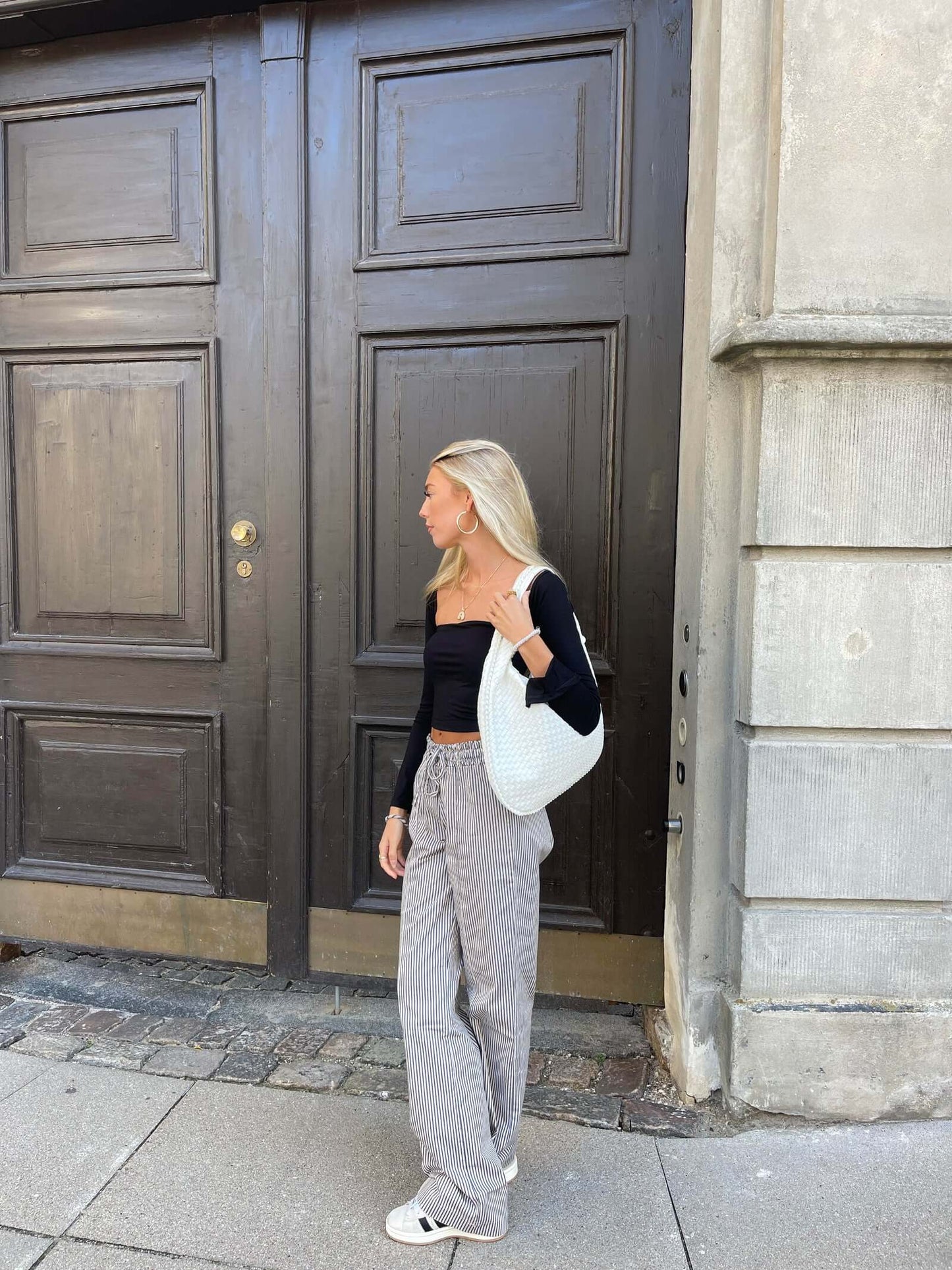 Josiane | Fonott Kézitáska – Kézműves Elegancia és Időtlen Báj