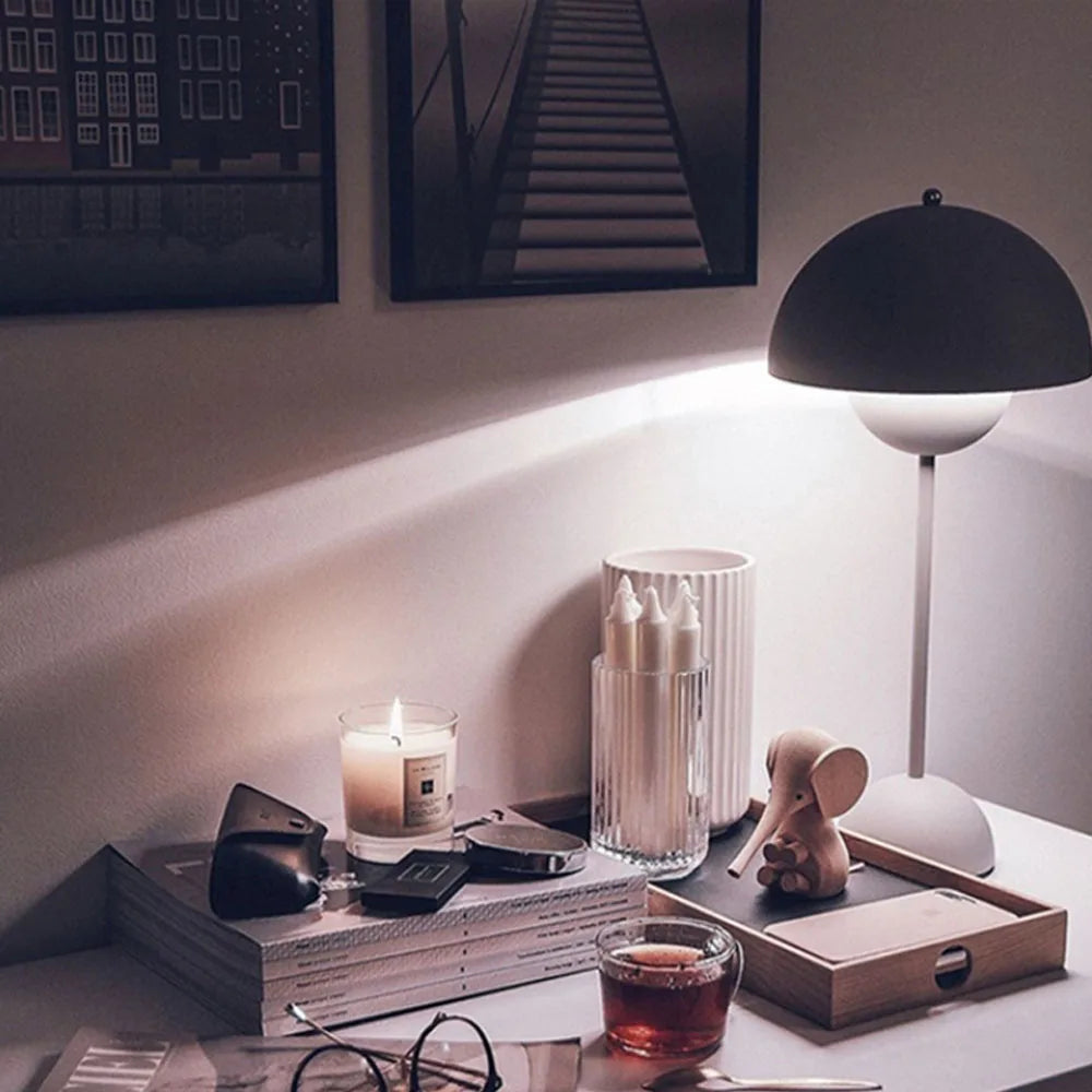 Lampă de Masă Portabilă – Design Modern și Iluminat Nomad 