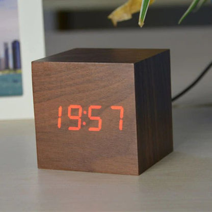 Ceas Digital Cub – Design Minimalist și Afișaj LED 