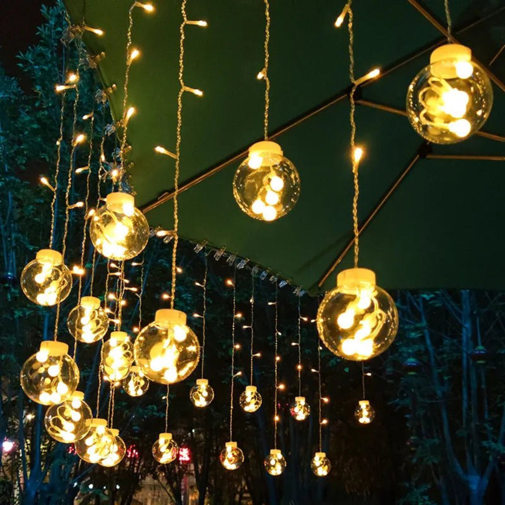 Cortină luminoasă cu bile suspendate — atmosferă caldă și feerică 