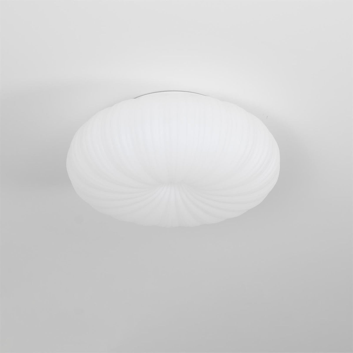 Elegant moderne loftlampe – justerbart lys og personlig atmosfære 