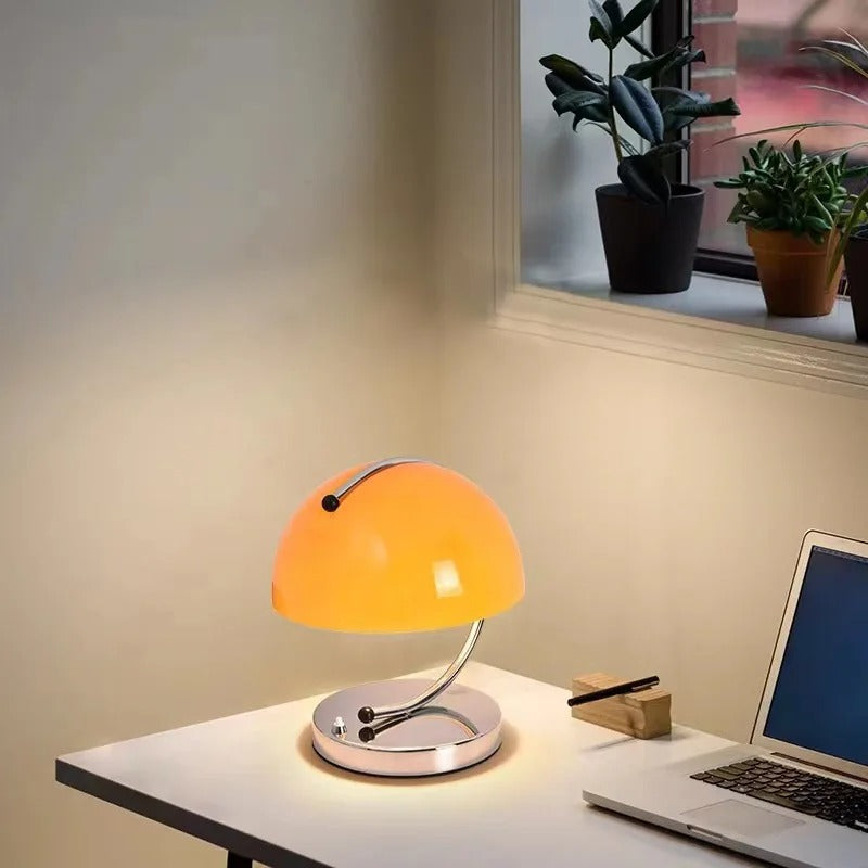 Lampa Stołowa w Stylu Skandynawskim ze Szkła – Elegancja i Nowoczesność 