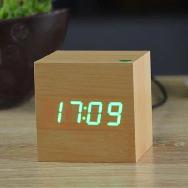 Ceas Digital Cub – Design Minimalist și Afișaj LED 