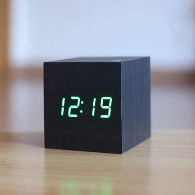 Ceas Digital Cub – Design Minimalist și Afișaj LED 