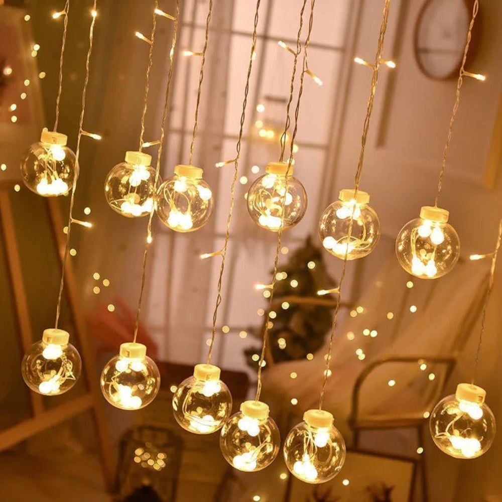 Cortină luminoasă cu bile suspendate — atmosferă caldă și feerică 