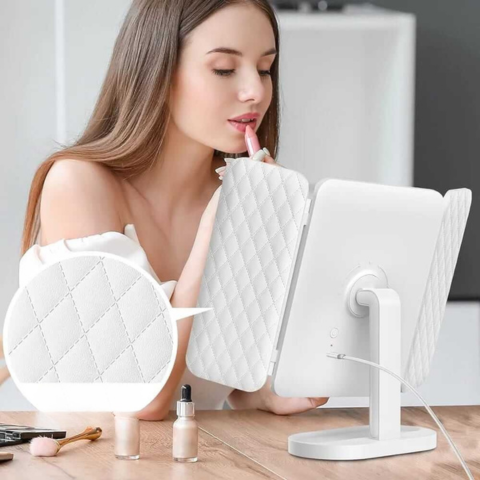 Intelligenter Spiegel — LED-Beleuchtung und modernes Display 