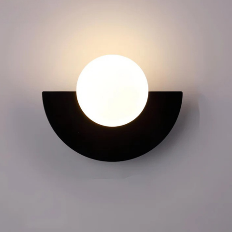 Moderne Vegglampe – Halvmåneform og mykt lys 