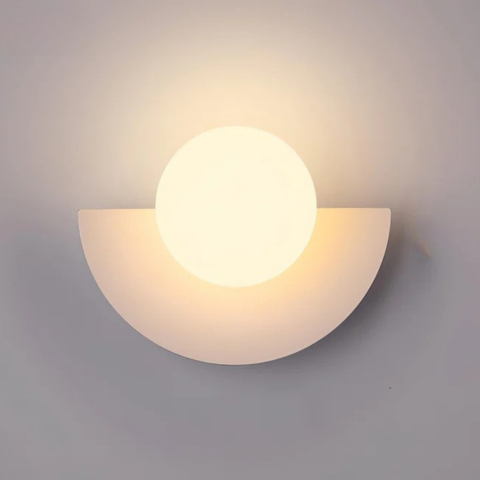 Moderne Vegglampe – Halvmåneform og mykt lys 