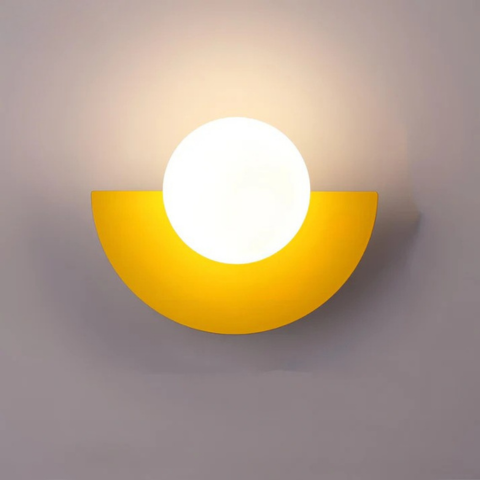 Moderne Vegglampe – Halvmåneform og mykt lys 