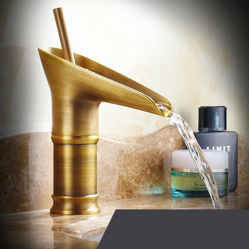 Kaskadkran Badrum – Antik och Elegant 