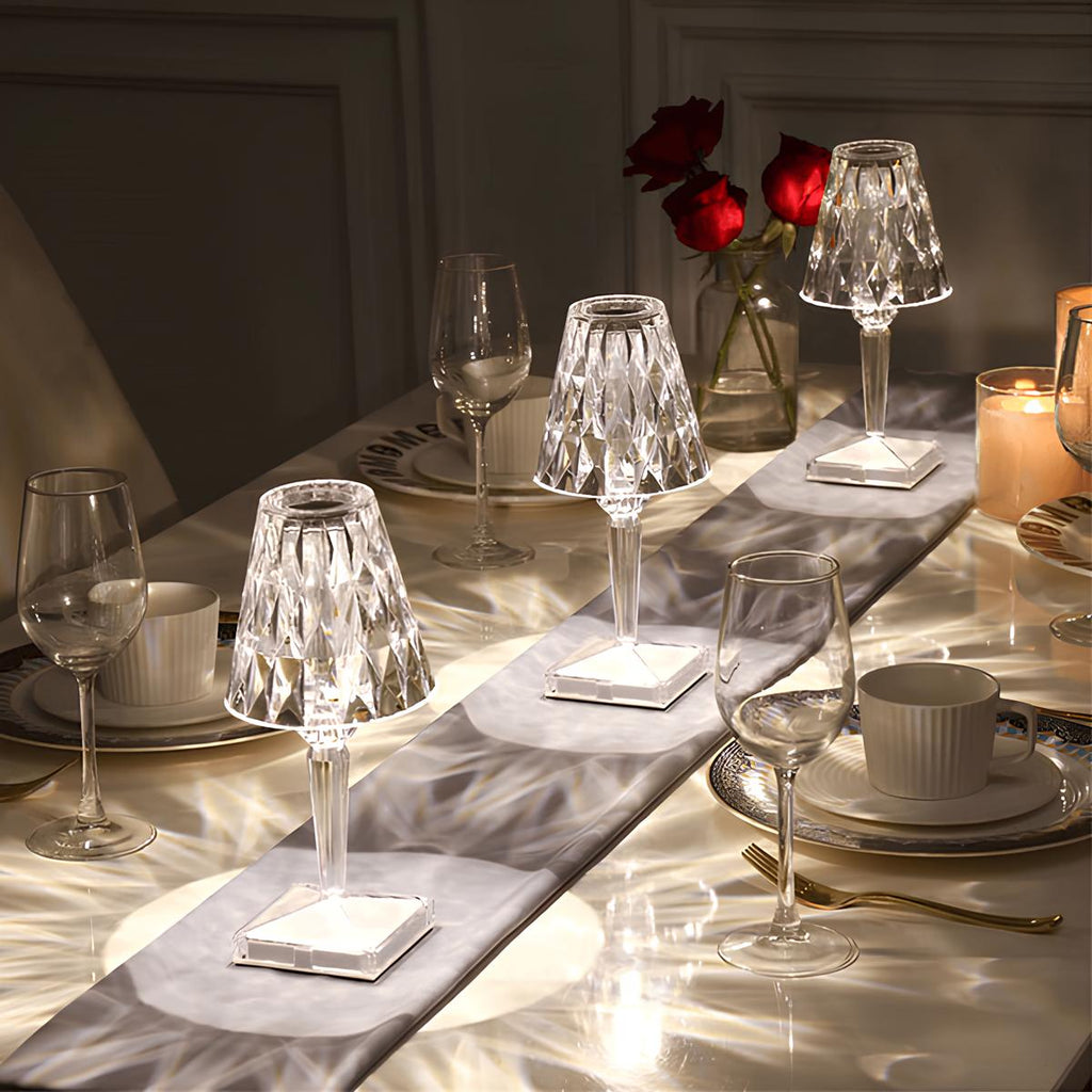 Tischlampe aus Kristall – moderne Eleganz und warme Atmosphäre 