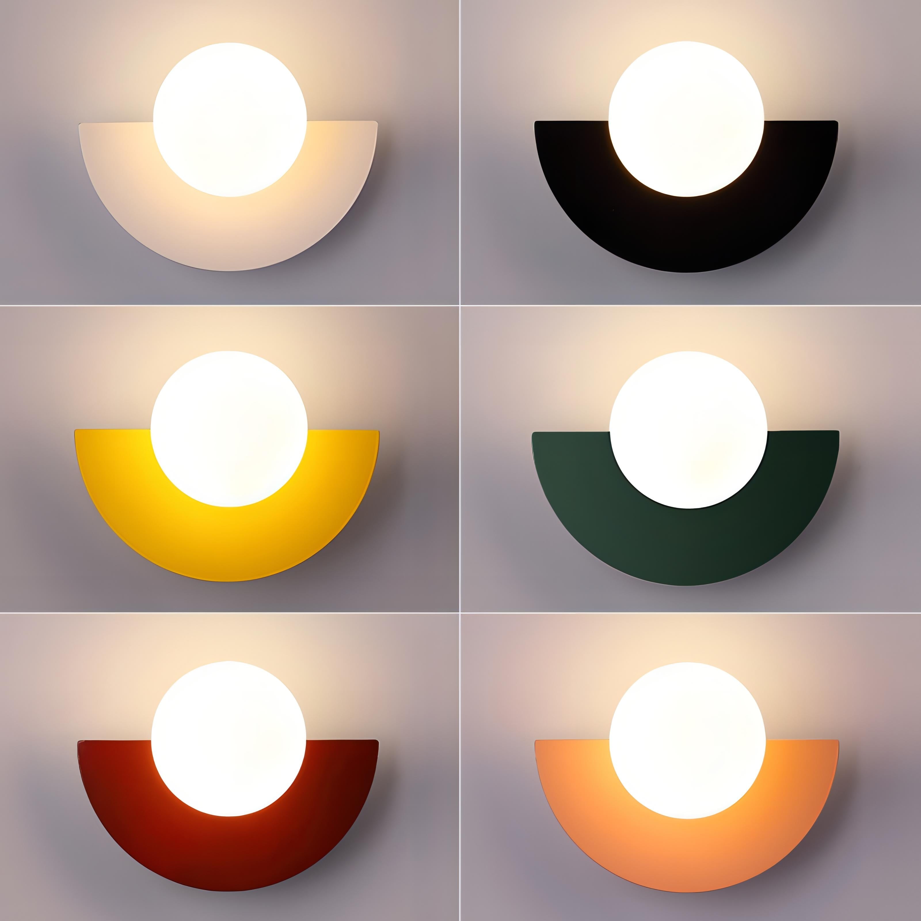 Moderne Vegglampe – Halvmåneform og mykt lys 