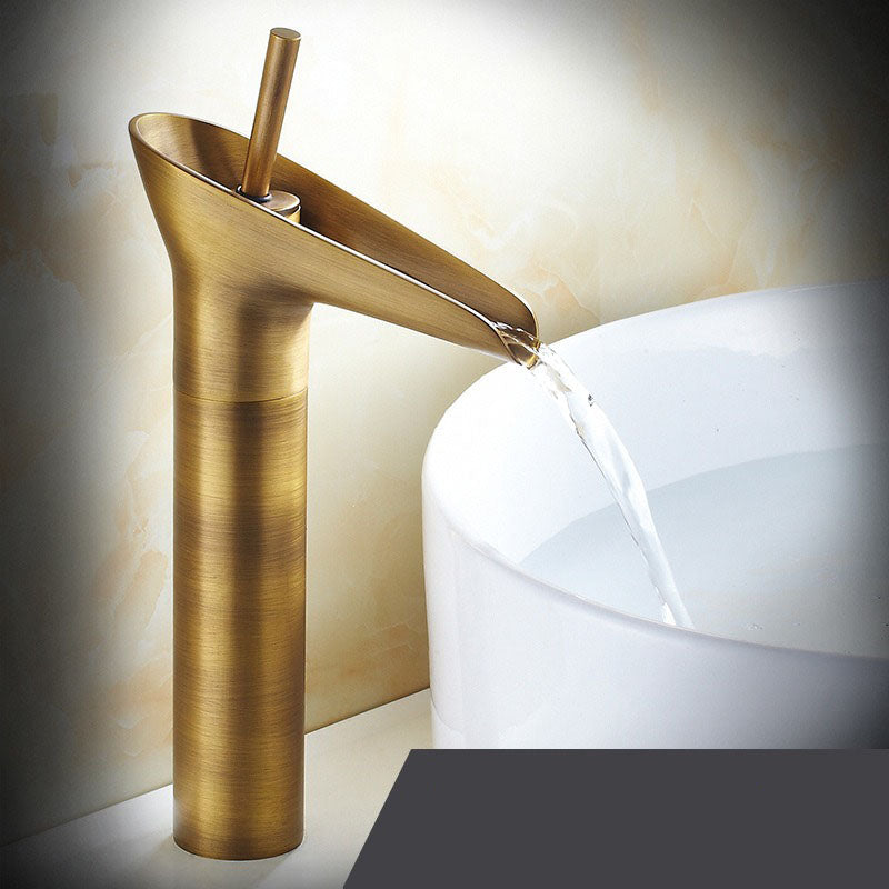 Kaskadkran Badrum – Antik och Elegant 