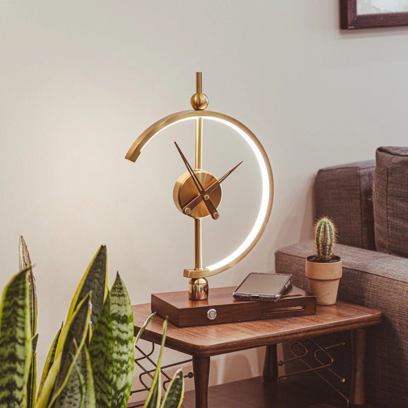 Lámpara de mesa con reloj y cargador inalámbrico – Diseño moderno y práctico 